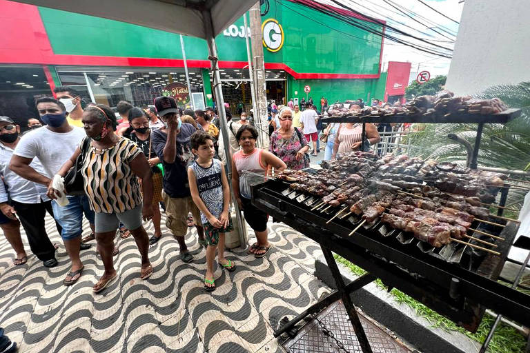 População faz fila para receber churrasco em frente ao Bradesco em Cuiabá 