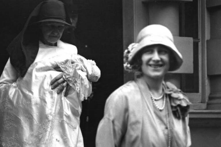 A futura rainha, sua mãe e uma enfermeira, deixando o número 17, da rua Bruton Street para o batismo
