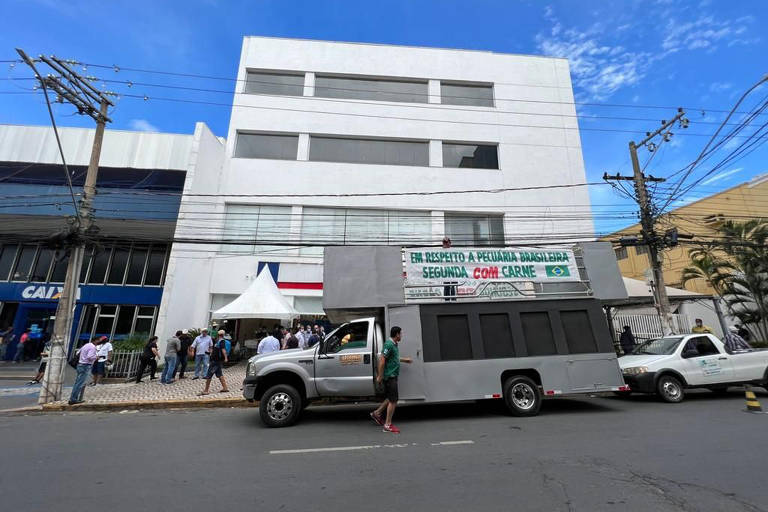 Os pecuaristas protestam contra um vídeo do banco em que influenciadoras recomendaram um dia sem carne por semana para combater a crise climática