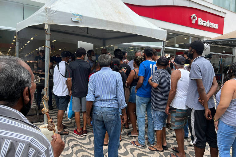 Durante o ato em Cuiabá, cerca de 2.000 espetos de carne são distribuídos para as pessoas que passam pela agência, no centro da cidade