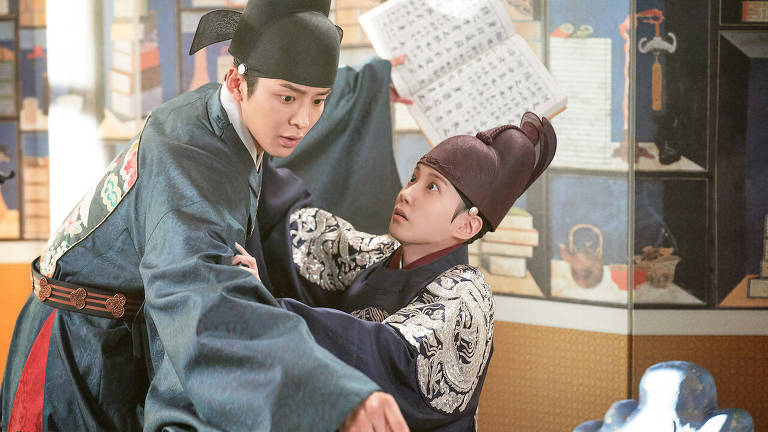 Um menino coreano e uma menina vestida de menino da dinastia Joseon