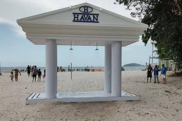 Chuveiro instalado pela Havan em Canasvieiras, praia de Florianópolis