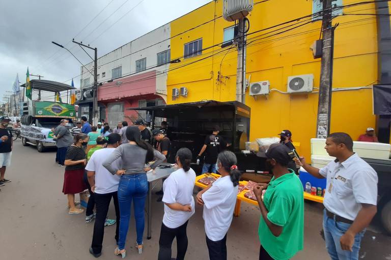 Ruralistas fazem churrasco em frente ao Bradesco em Araguaína (TO), contra vídeo 