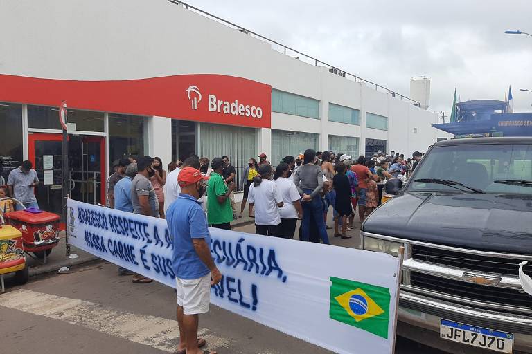 Ruralistas fazem churrasco em frente ao Bradesco em Araguaína (TO), contra vídeo 