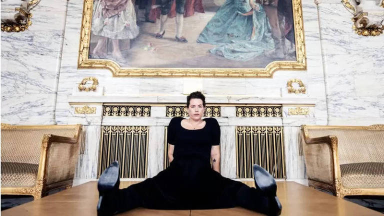 A quadrinista, apresentadora de rádio, cientista política e ativista sueca Liv Strömquist, posando no Teatro Dramaten, em Estocolmo, em 2021