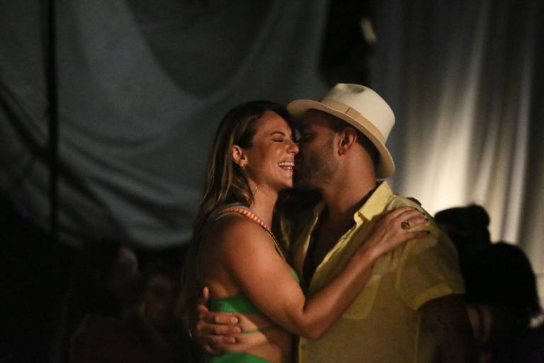 Paolla Oliveira e Diogo Nogueira dançam apaixonados no palco durante show