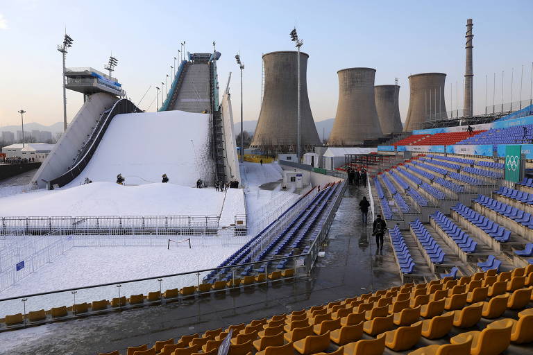 Pista de neve em frente a grandes tanques de resfriamento