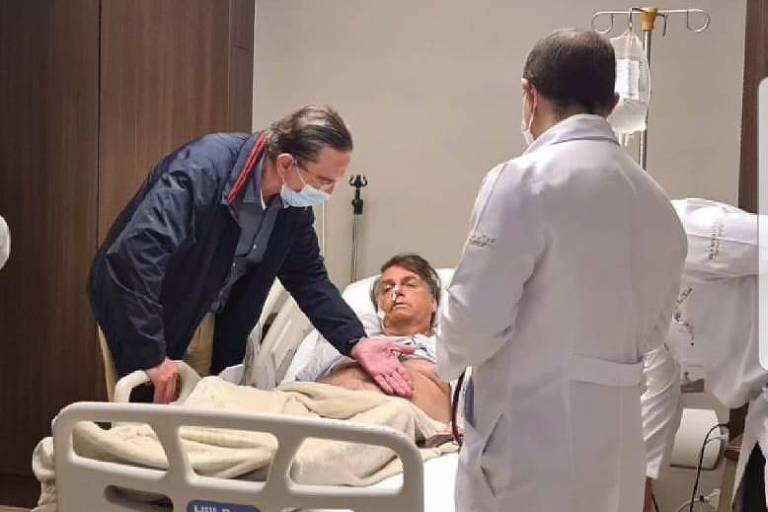 O presidente Jair Bolsonaro é examinado pelo médico Antônio Luiz Macedo