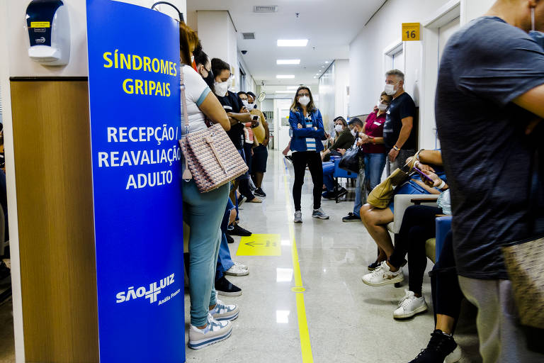 Pessoas com sintomas gripais aguardam atendimento em pronto-socorro do hospital São Luiz, em São Paulo