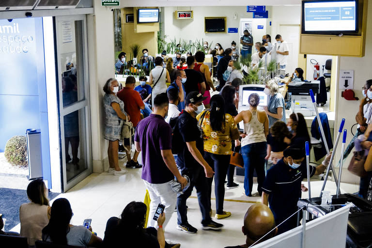 Atendimento de hospital no Tatuapé, em São Paulo, fica lotado durante o novo surto de ômicron 