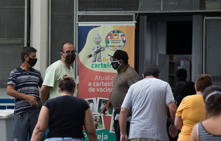 Hospitais em São Paulo ficam lotados com surto de influenza e aumento de casos de Covid-19