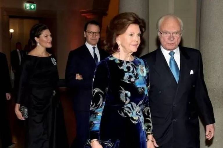 Rainha Silvia e o rei da Suécia, Carl 16 Gustav, com a filha Victoria atrás; casal real testou positivo para covid