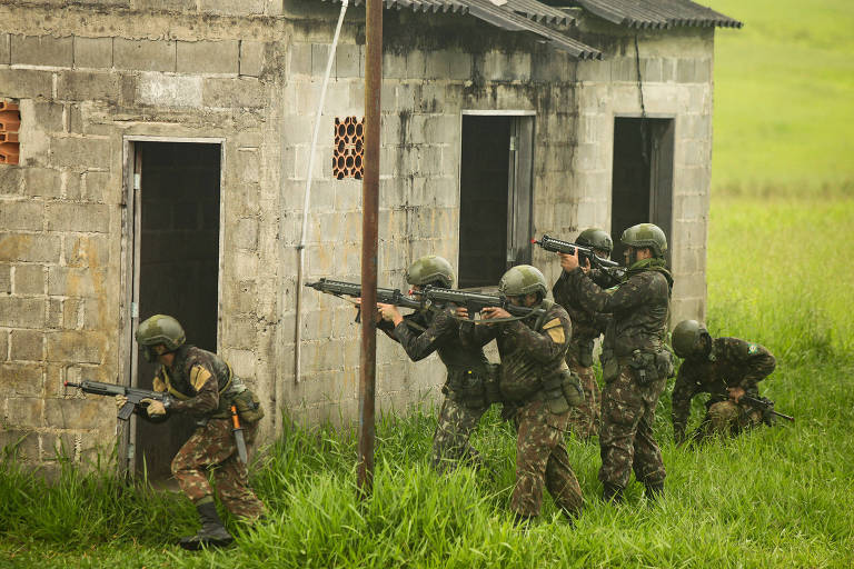 Militares brasileiros de Lorena (SP) participam do exercício de adestramento avançado Core, com soldados americanos, em Resende (RJ), em dezembro
