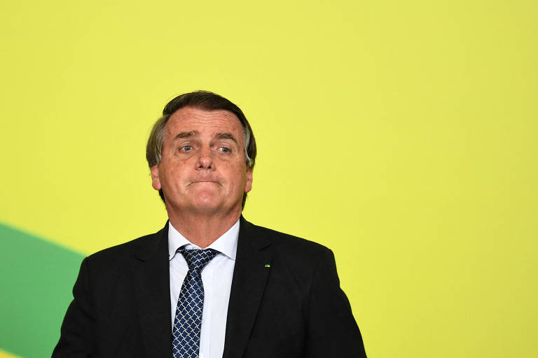 Imagem do presidente Jair Bolsonaro usando terno