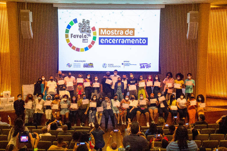 Cem jovens de favelas e periferias do estado do Rio de Janeiro celebraram a conclusão do Favela.LAB, curso que combina audiovisual, tecnologia e liderança