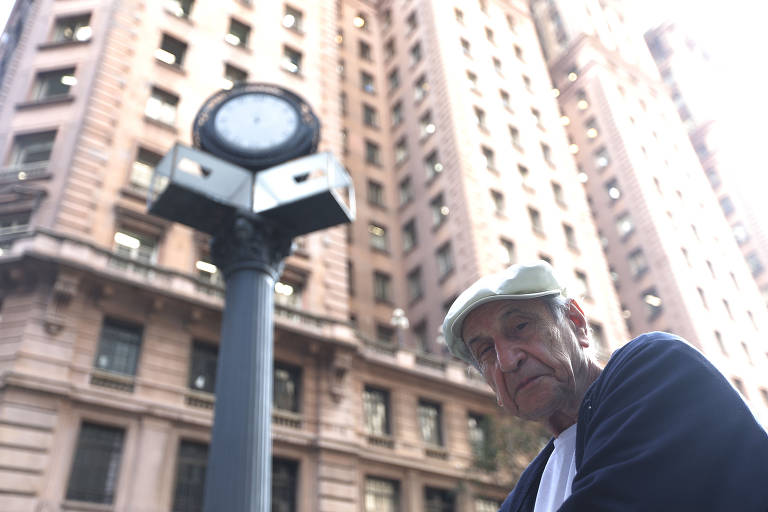 O cuidador de relógios Gilberto De Nichile, 84 anos, participou do Recorda SP, projeto da Prefeitura de São Paulo para coletar histórias e lembranças de idosos para transformá-las em livro