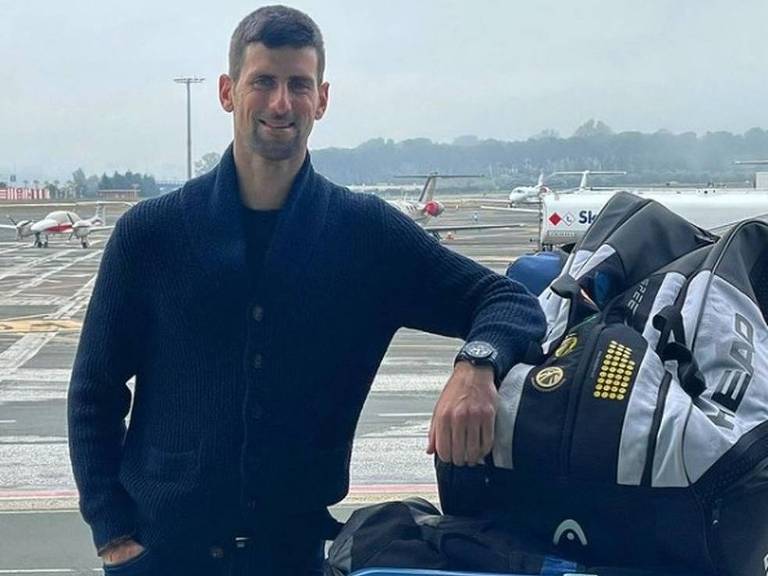 Novak Djokovic posta foto em aeroporto antes de viajar para a Austrália
