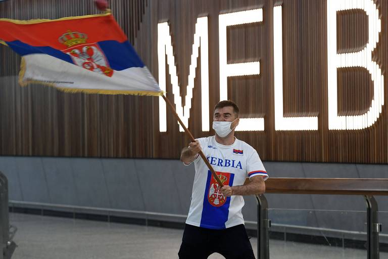 Torcedor sérvio aguardava a chegada de Novak Djokovic em Melbourne
