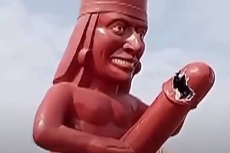 Estátua erótica instalada na entrada de cidade peruana é vandalizada