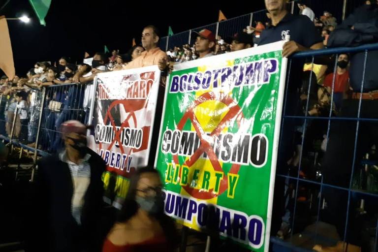 cartazes - Bolsonaro vai a jogo de sertanejos horas após alta por obstrução intestinal