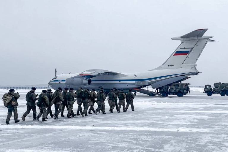Paraquedistas russos embarcam em um cargueiro em Tchkalovski, perto de Moscou, rumo ao Cazaquistão