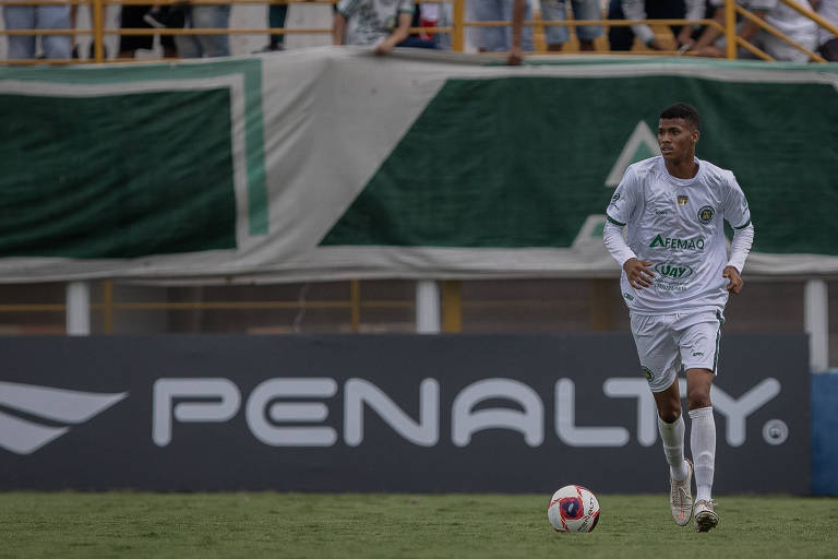 Pendências carrega a bola pelo Assu em partida contra o Palmeiras pela Copinha
