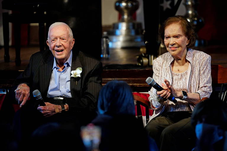 O ex-presidente dos EUA Jimmy Carter e sua mulher, Rosalynn Carter, durante debate na cidade de Plains, na Geórgia