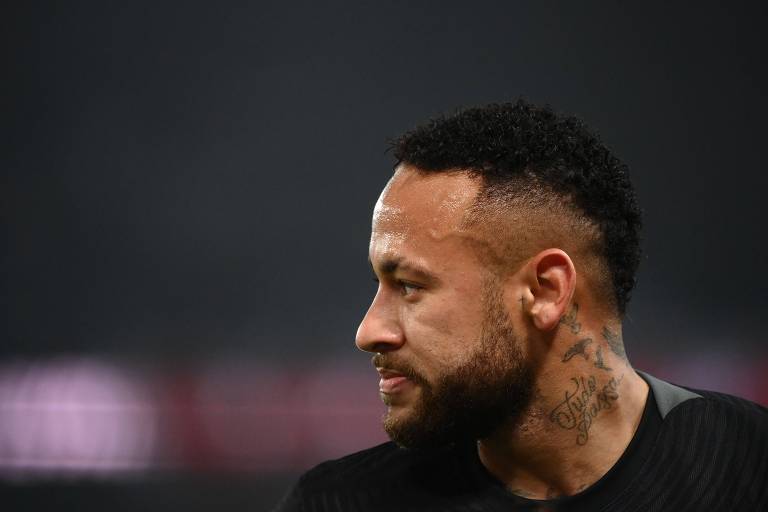 Neymar, do PSG, está de perfil em jogo contra o Nantes, em Paris, pelo Campeonato Francês; sua barba está por fazer