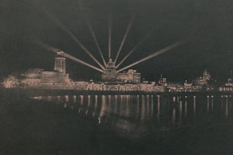 Vista noturna da Exposição Internacional do Centenário, em 1922, no Rio