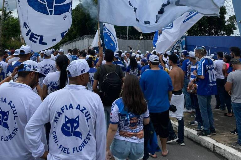 Torcida Máfia Azul, do Cruzeiro, protesta contra a saída do goleiro Fábio