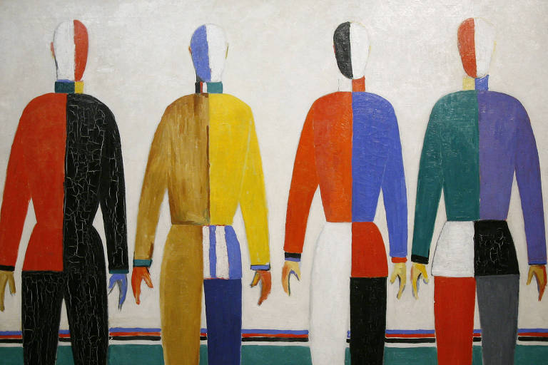 Quadro do artista russo tem quatro figuras humanas lado a lado, com roupas coloridas. Os quatro estão em frente a um fundo branco, com um rodapé listrado e o piso vermelho