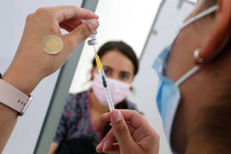 Trabalhadora de saúde prepara  dose de vacina contra o coronavírus, em uma clínica móvel de vacinas, em Valparaíso, no Chile

