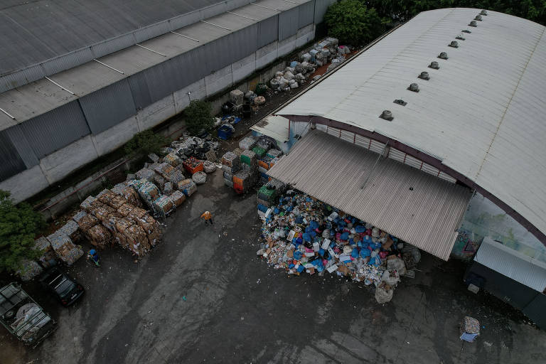 Terreno cedido à escola de samba Vai-Vai é ocupado por cooperativa de reciclagem