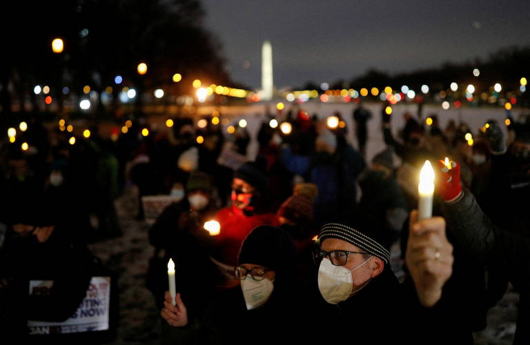 Pessoas reunidas no National Mall, próximo ao Capitólio, em vigília nesta quinta