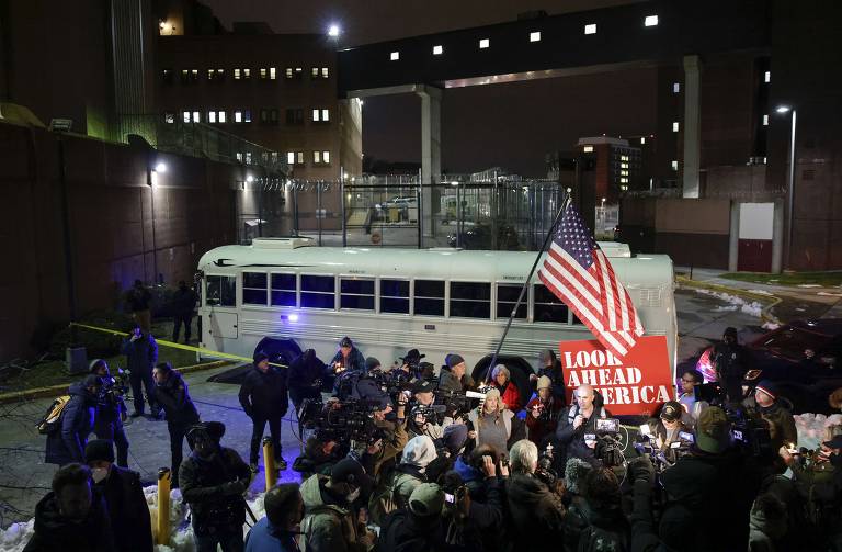 Apoiadores de Trump também fizeram atos em Washington; uma segunda vigília do grupo Look Ahead America foi organizada em frente à penitenciária onde acusados de participar da invasão estão detidos