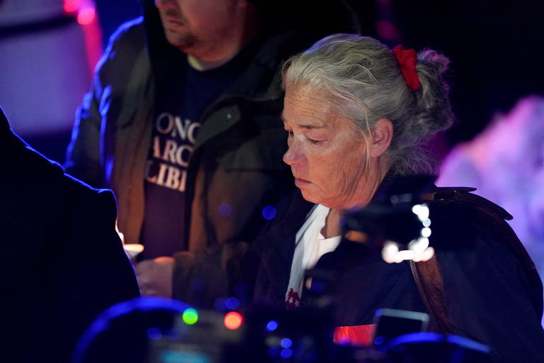 Os cerca de 20 ativistas (entre eles Micki Witthoeft, mãe de Ashli Babbitt, uma das pessoas que morreram na invasão do Capitólio) cantaram o hino dos EUA e pediram a libertação dos presos na visão dos manifestantes, eles foram processados de modo injusto e político