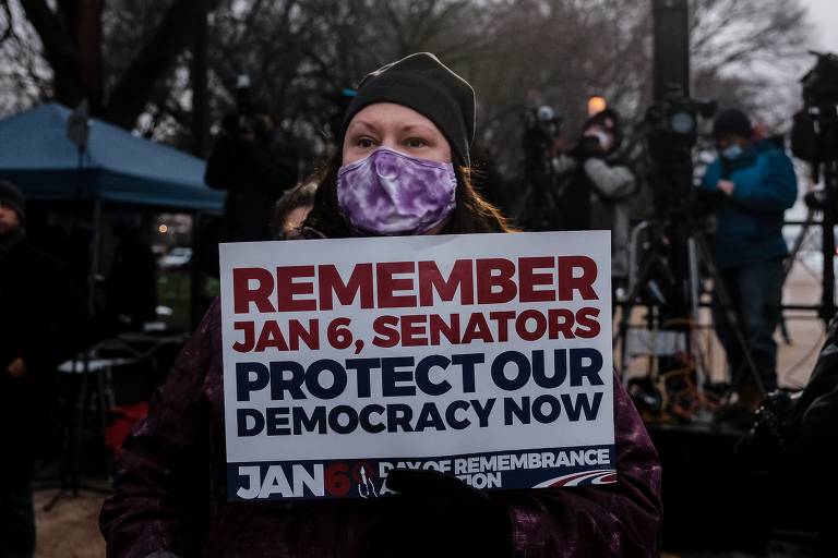 Com faixas, eles criticaram Trump, homenagearam as vítimas do ataque e pediram proteção à democracia