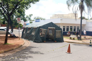 Tenda é montada em hospital de Campinas para diminuir concentração de pessoas
