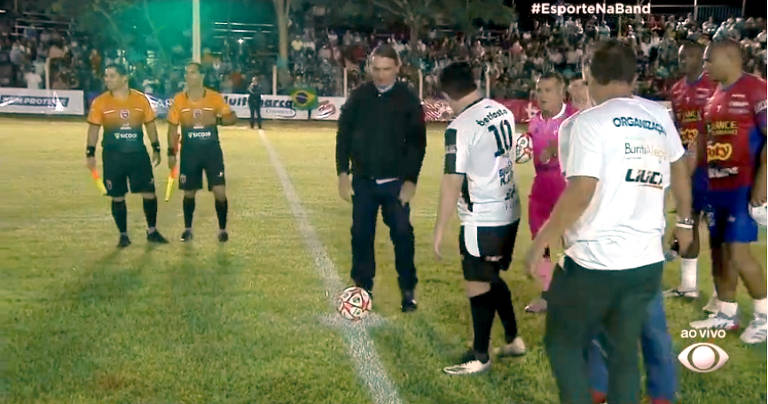 Bolsonaro dá pontapé inicial no jogo beneficente "Amigos do Marrone contra a fome", em Buriti Alegre, Goiás