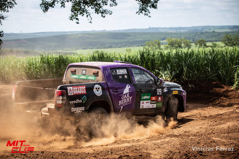 Carro de corrida de rally em arte generativa de estrada de terra