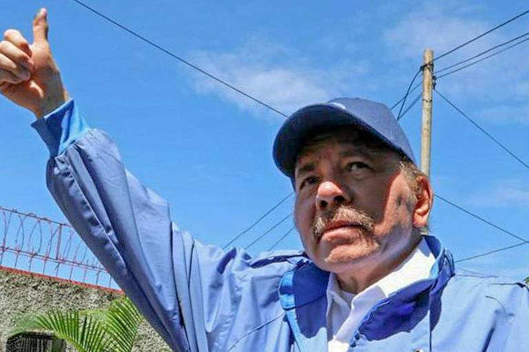 Ditador da Nicarágua, Daniel Ortega, acena após votar durante a eleição geral, em Manágua, Nicarágua