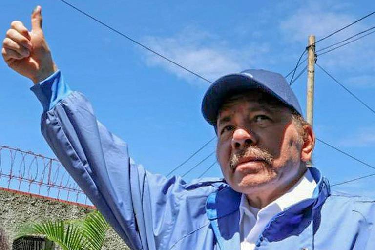 O presidente da Nicarágua, Daniel Ortega, faz sinal de positivo na capital do país, Manágua; ele tem bigode grisalho e usa boné azul