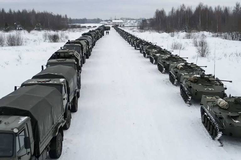 Caminhões e blindados russos na fila para embarcar em cargueiro rumo a Cazaquistão, em Ivanovo
