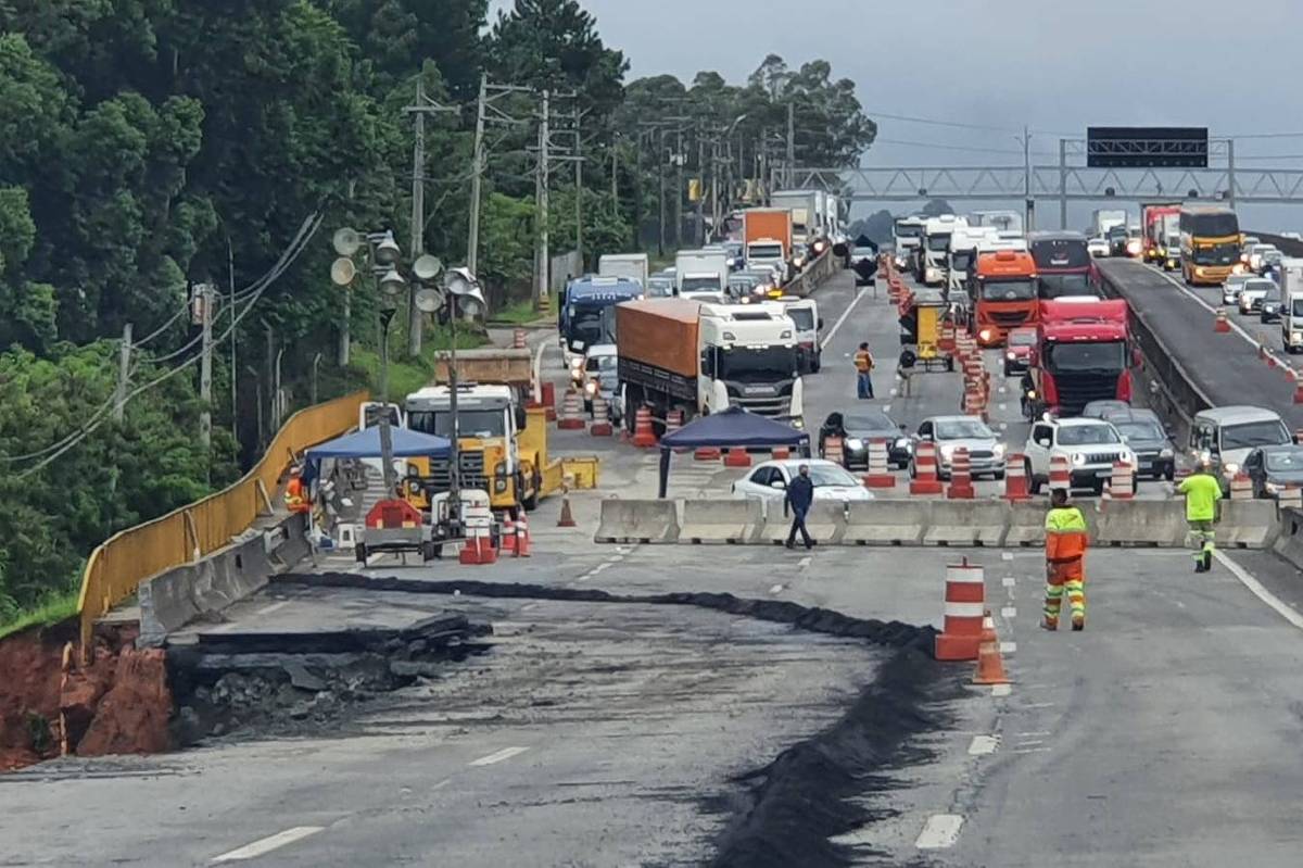 Cratera Se Abre Na Marginal Da Dutra E Provoca Trânsito Em Guarulhos 07012022 Cotidiano