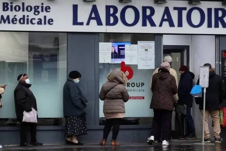 Pessoas formam fila na frente de um laboratório na França