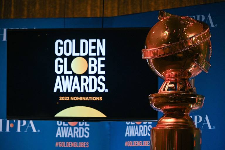 Estátua que imita o troféu do Globo de Ouro durante conferência de anúncio dos indicados ao prêmio, em dezembro de 2021