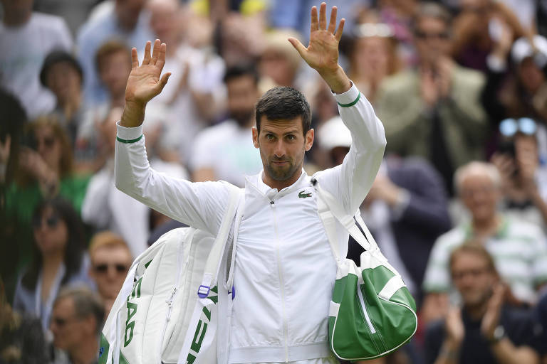Novak Djokovic aplaude fãs durante a disputa de Wimbledon, no ano passado