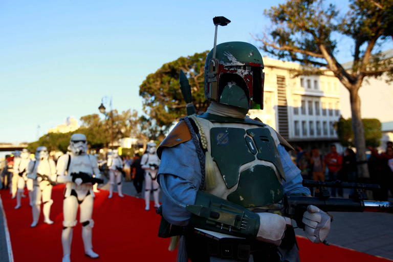 Homem vestido de Boba Fett em desfile de personagens de 'Star Wars' em Túnis, Tunísia