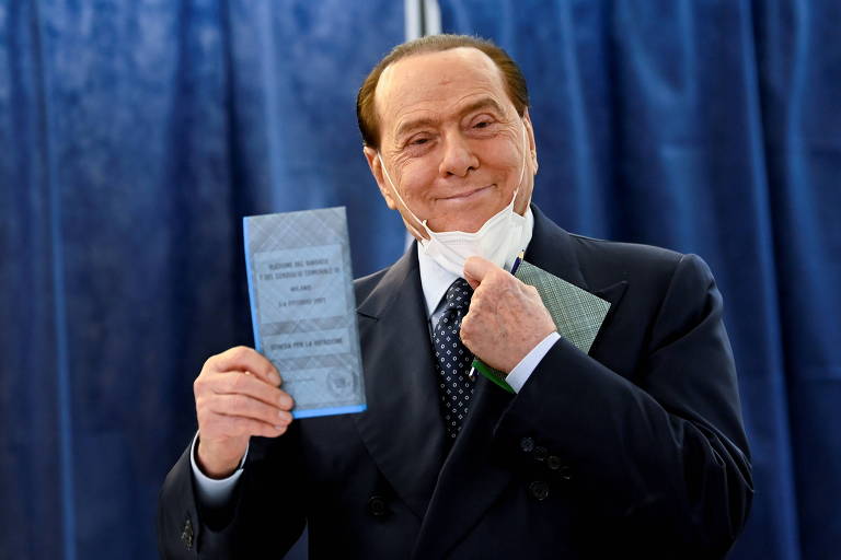 Ex-primeiro-ministro da Itália Silvio Berlusconi vota em eleições para prefeitos e vereadores, em Milão