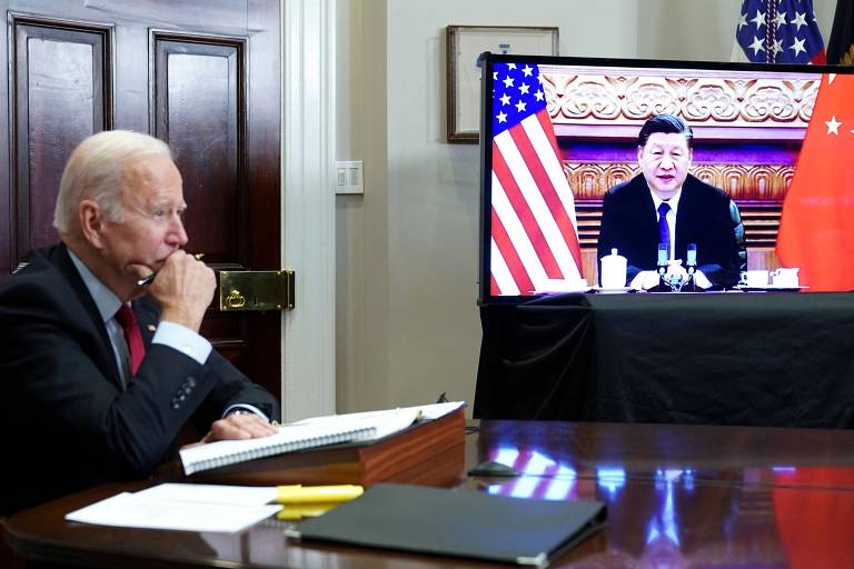 O presidente dos EUA, Joe Biden, à esq., durante videoconferência com o líder chinês, Xi Jinping